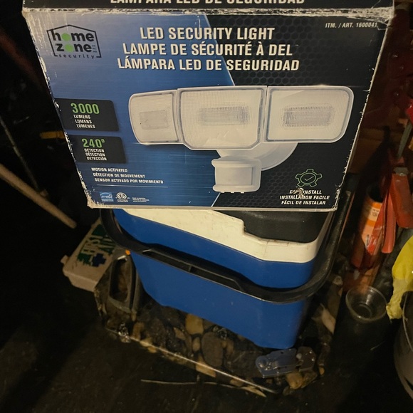 Adjustable LED Security Light - Picture 2 of 9